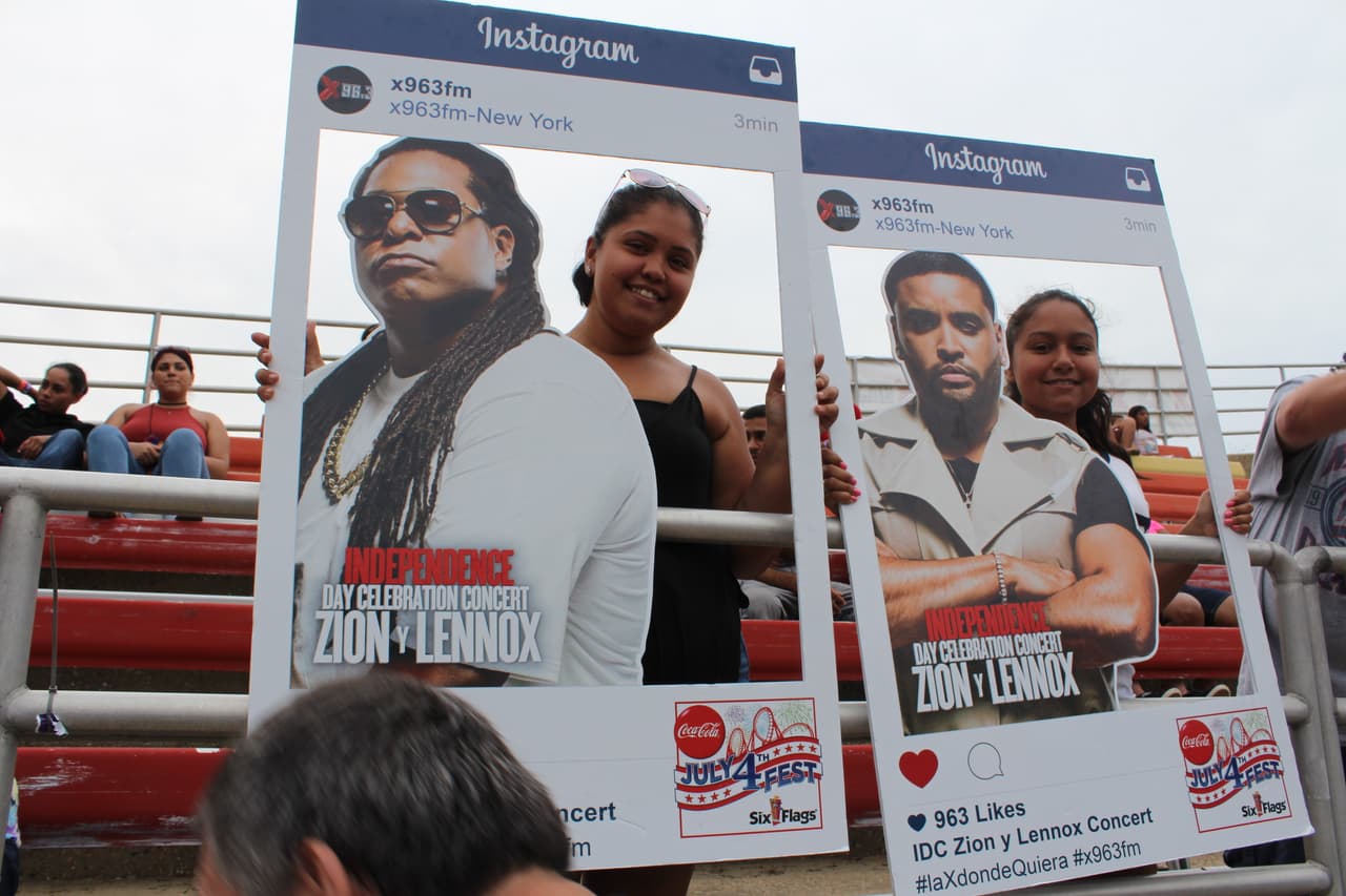 ¡Los asistentes tuvieron la oportunidad de tomarse fotos con Zion y Lennox! (La versión de cartón por supuesto)