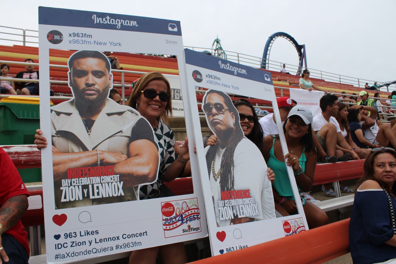 ¡Los asistentes tuvieron la oportunidad de tomarse fotos con Zion y Lennox! (La versión de cartón por supuesto)