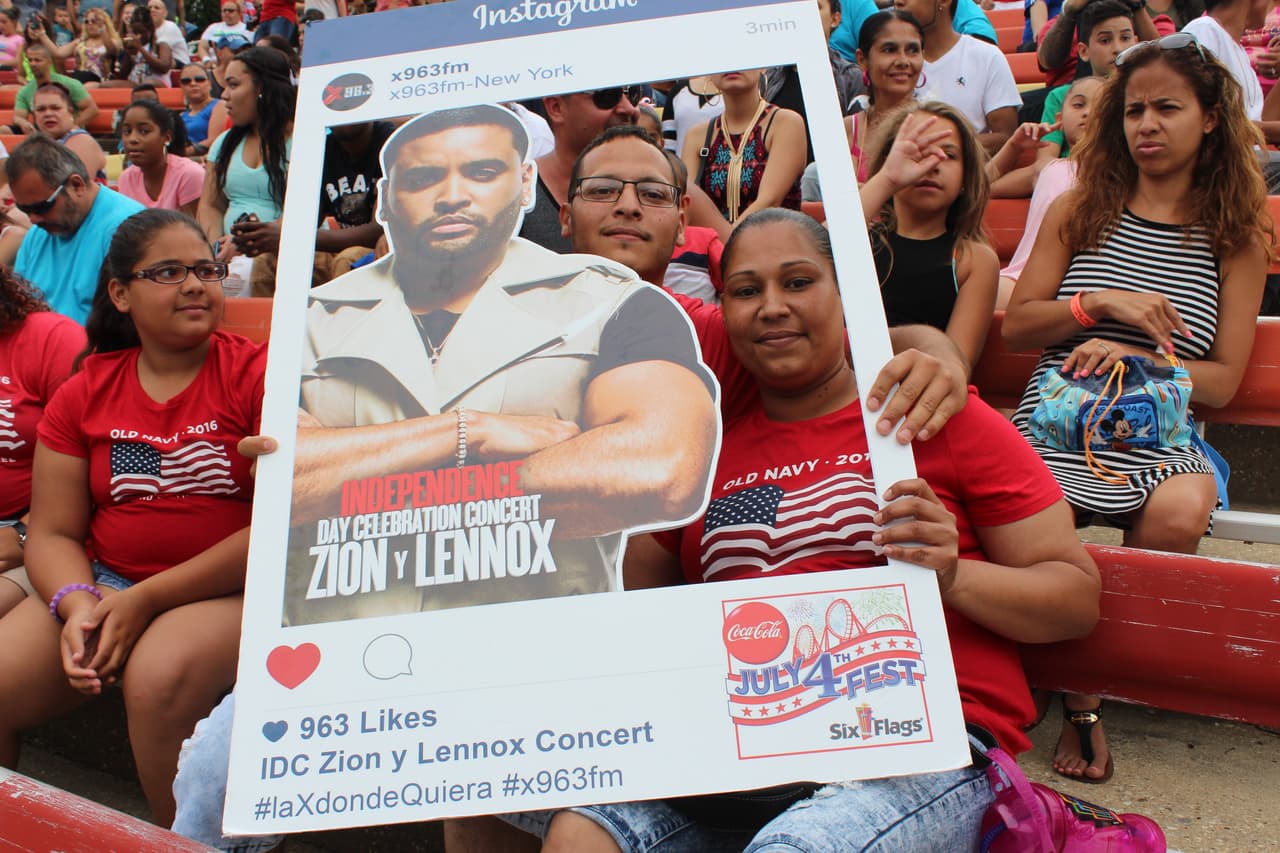 ¡Los asistentes tuvieron la oportunidad de tomarse fotos con Zion y Lennox! (La versión de cartón por supuesto)