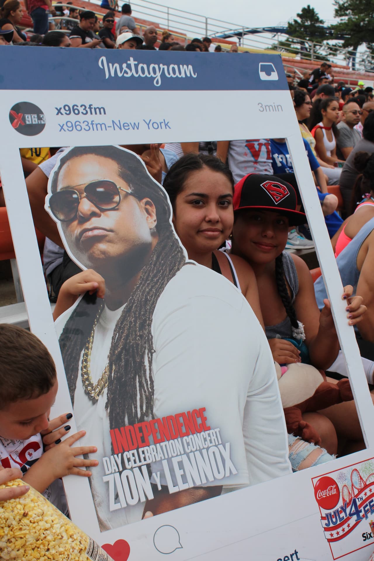 ¡Los asistentes tuvieron la oportunidad de tomarse fotos con Zion y Lennox! (La versión de cartón por supuesto)