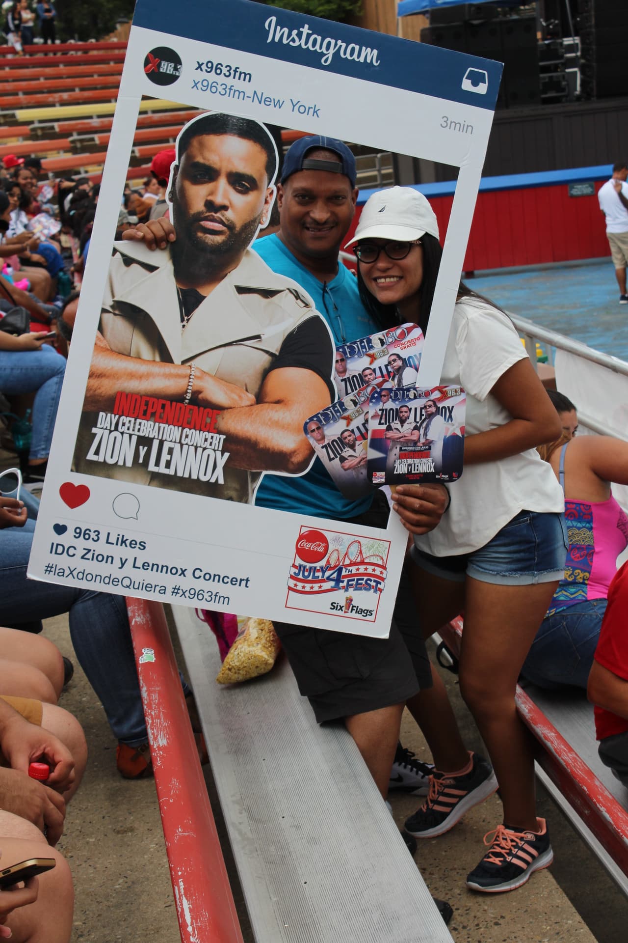 ¡Los asistentes tuvieron la oportunidad de tomarse fotos con Zion y Lennox! (La versión de cartón por supuesto)