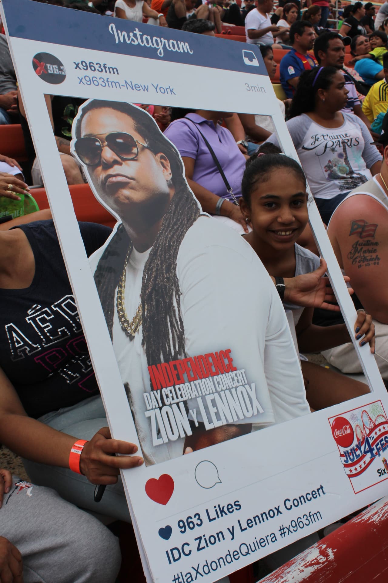 ¡Los asistentes tuvieron la oportunidad de tomarse fotos con Zion y Lennox! (La versión de cartón por supuesto)