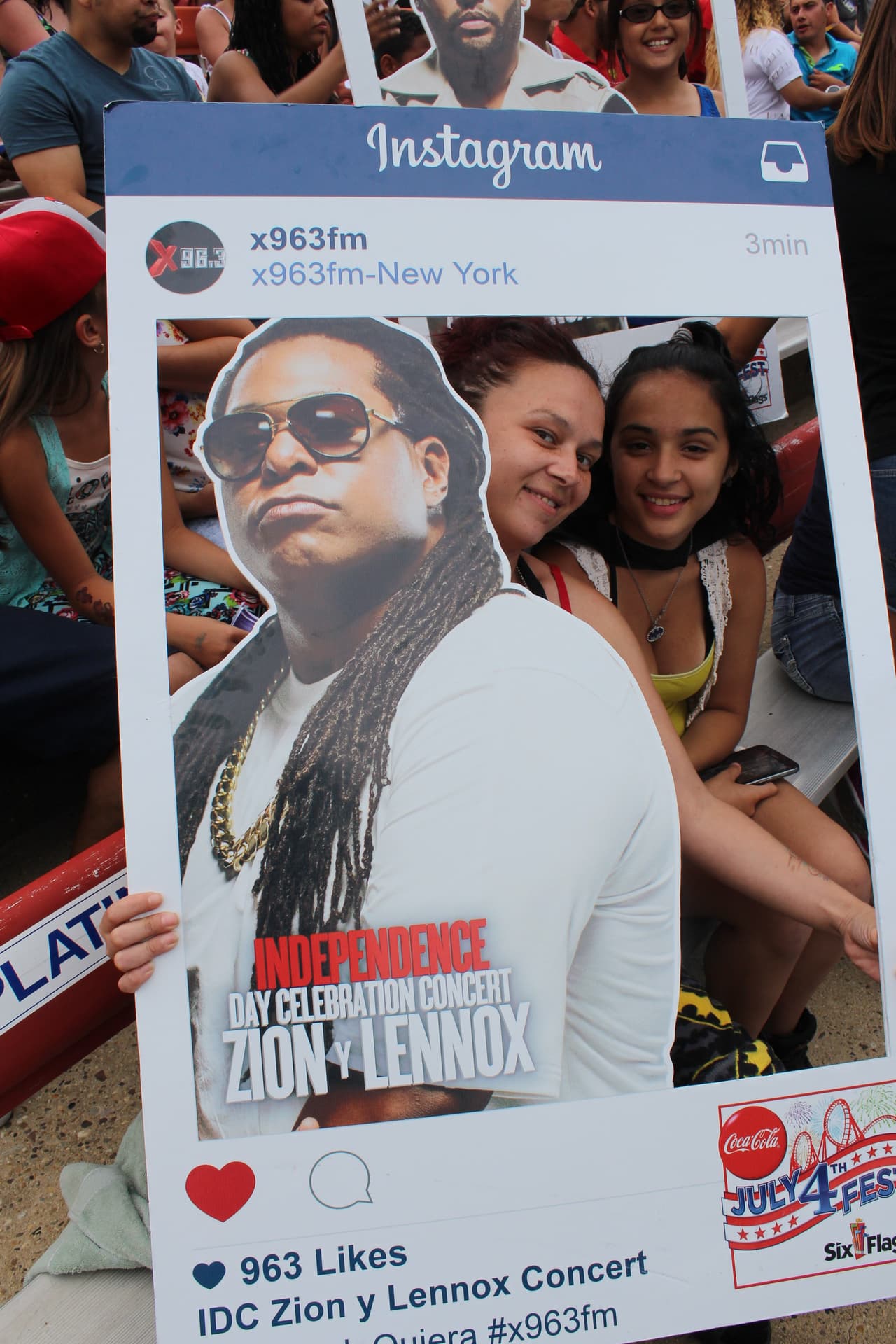 ¡Los asistentes tuvieron la oportunidad de tomarse fotos con Zion y Lennox! (La versión de cartón por supuesto)