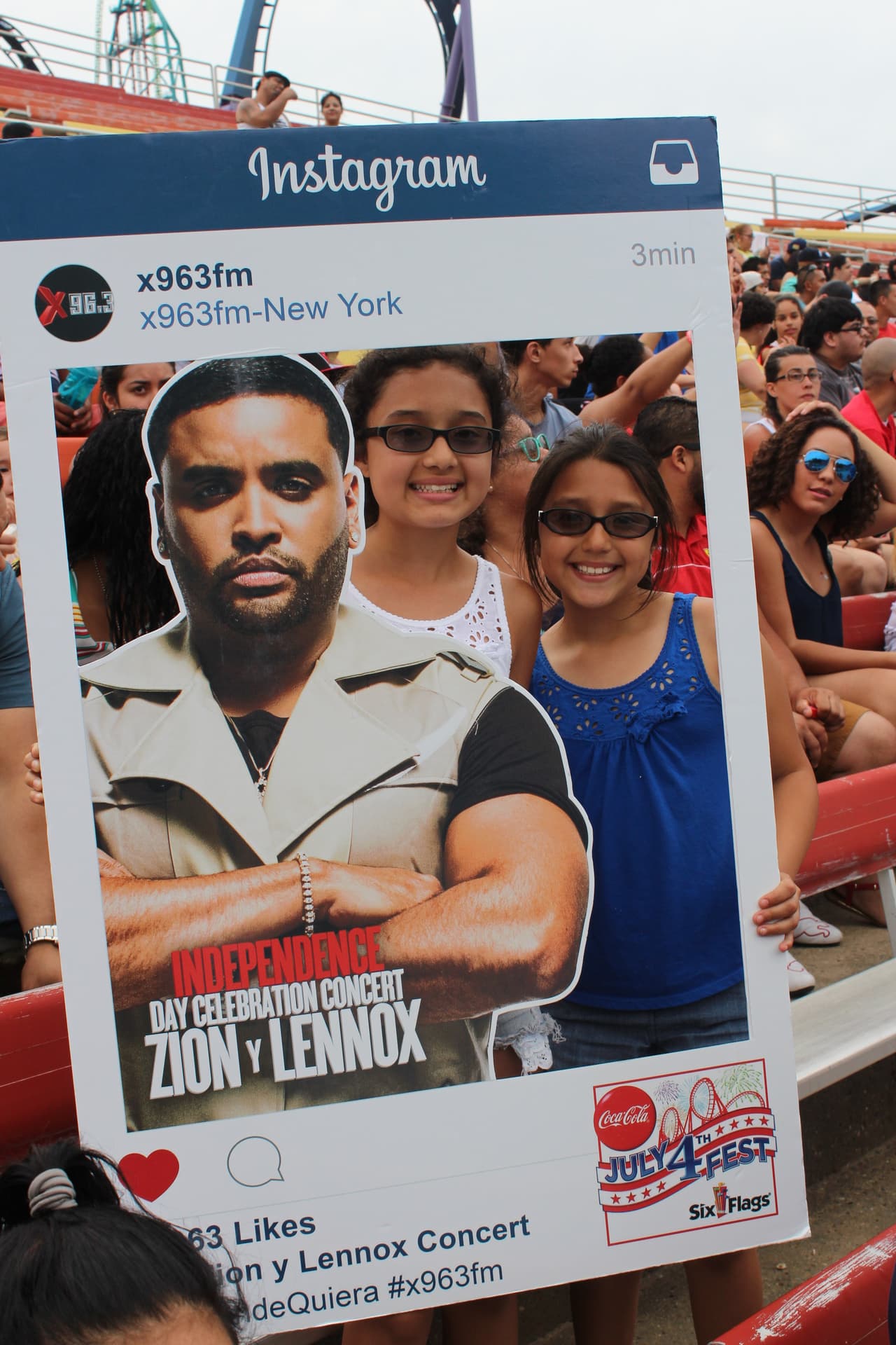 ¡Los asistentes tuvieron la oportunidad de tomarse fotos con Zion y Lennox! (La versión de cartón por supuesto)