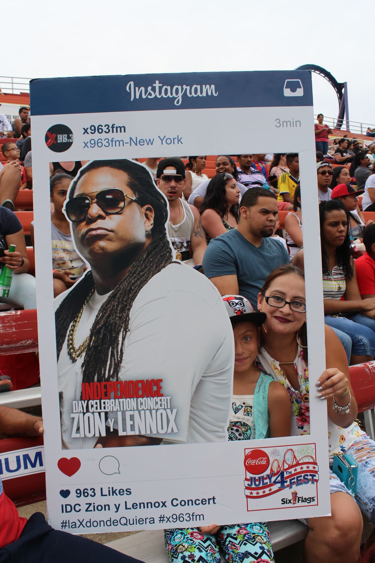 ¡Los asistentes tuvieron la oportunidad de tomarse fotos con Zion y Lennox! (La versión de cartón por supuesto)