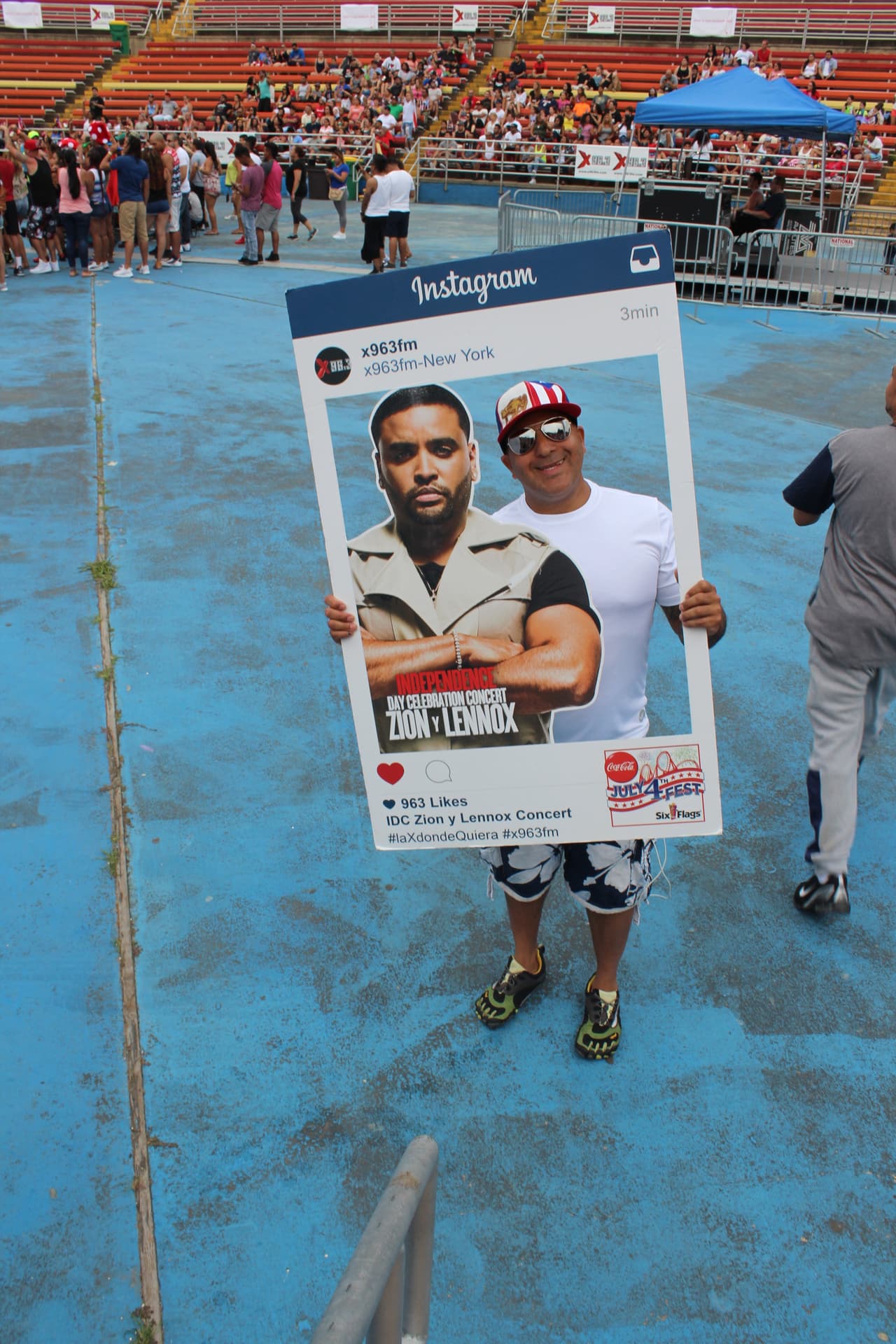 ¡Los asistentes tuvieron la oportunidad de tomarse fotos con Zion y Lennox! (La versión de cartón por supuesto)