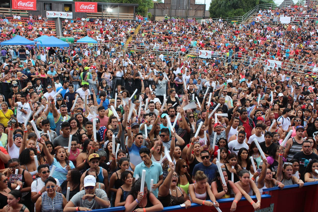 Una vez más los fans de La X abarrotaron Six Flags para celebrar el día de independencia con la música de Zion y Lennox.