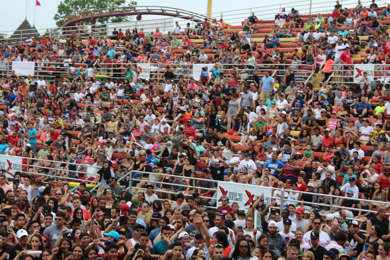 Una vez más los fans de La X abarrotaron Six Flags para celebrar el día de independencia con la música de Zion y Lennox.