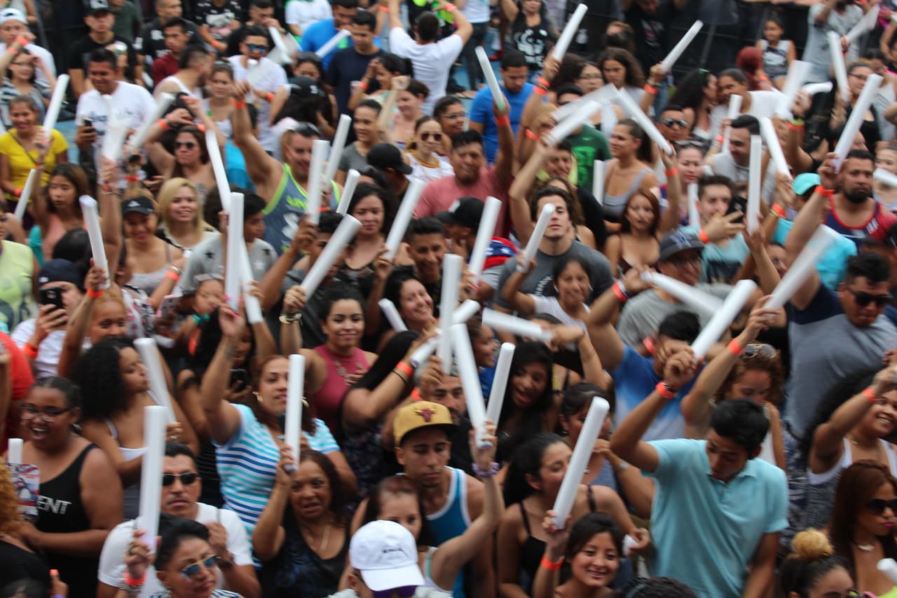Una vez más los fans de La X abarrotaron Six Flags para celebrar el día de independencia con la música de Zion y Lennox.