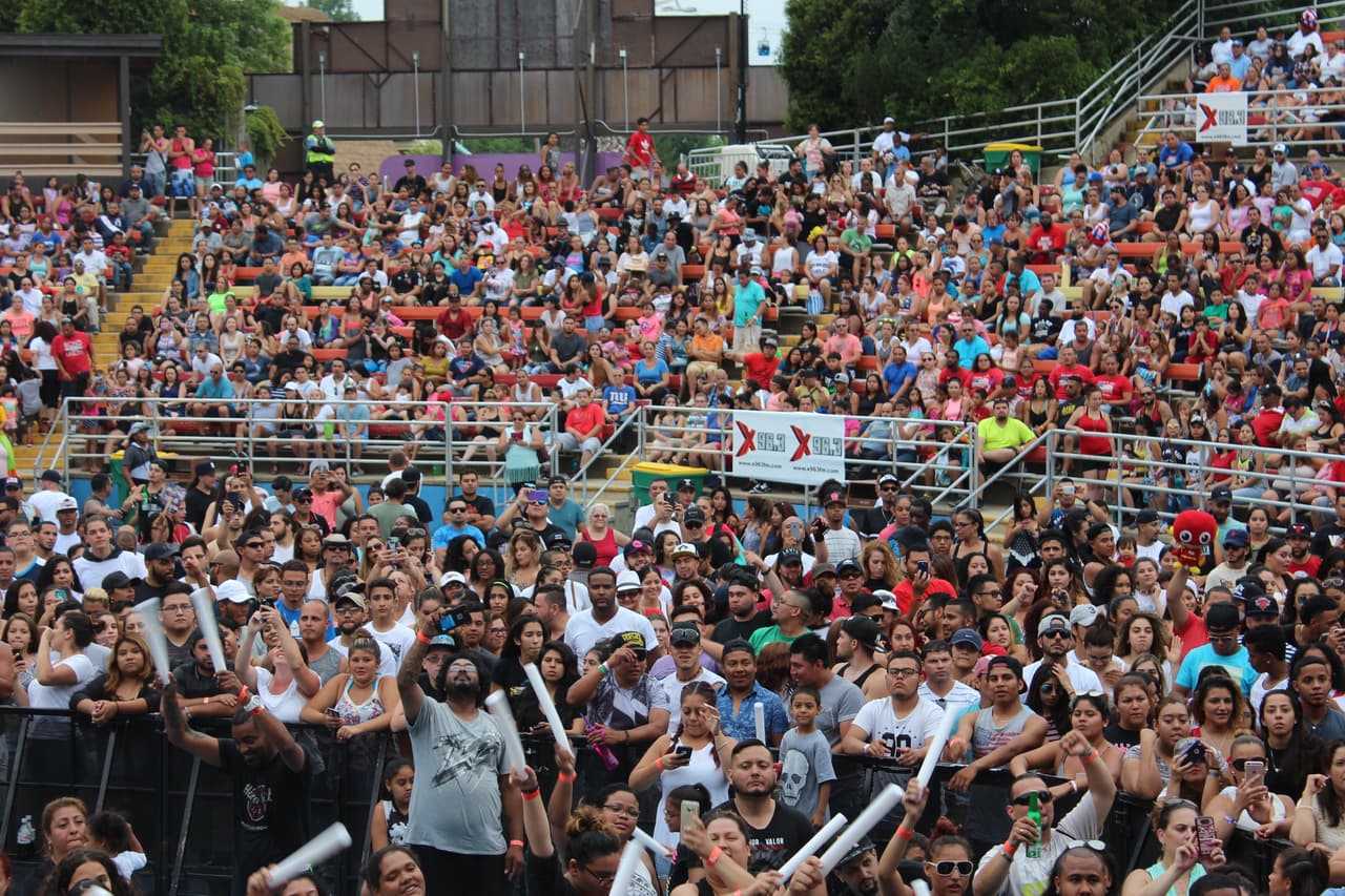 Una vez más los fans de La X abarrotaron Six Flags para celebrar el día de independencia con la música de Zion y Lennox.