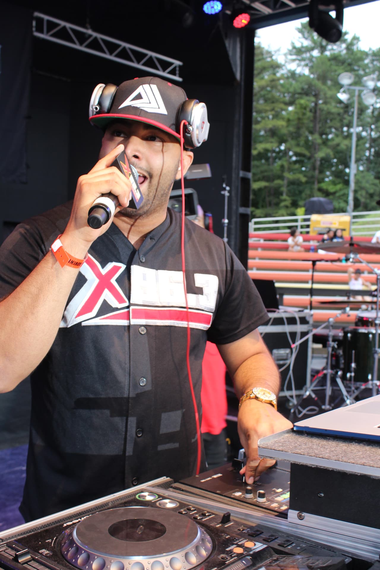 DJ Joan activando a la audiencia.