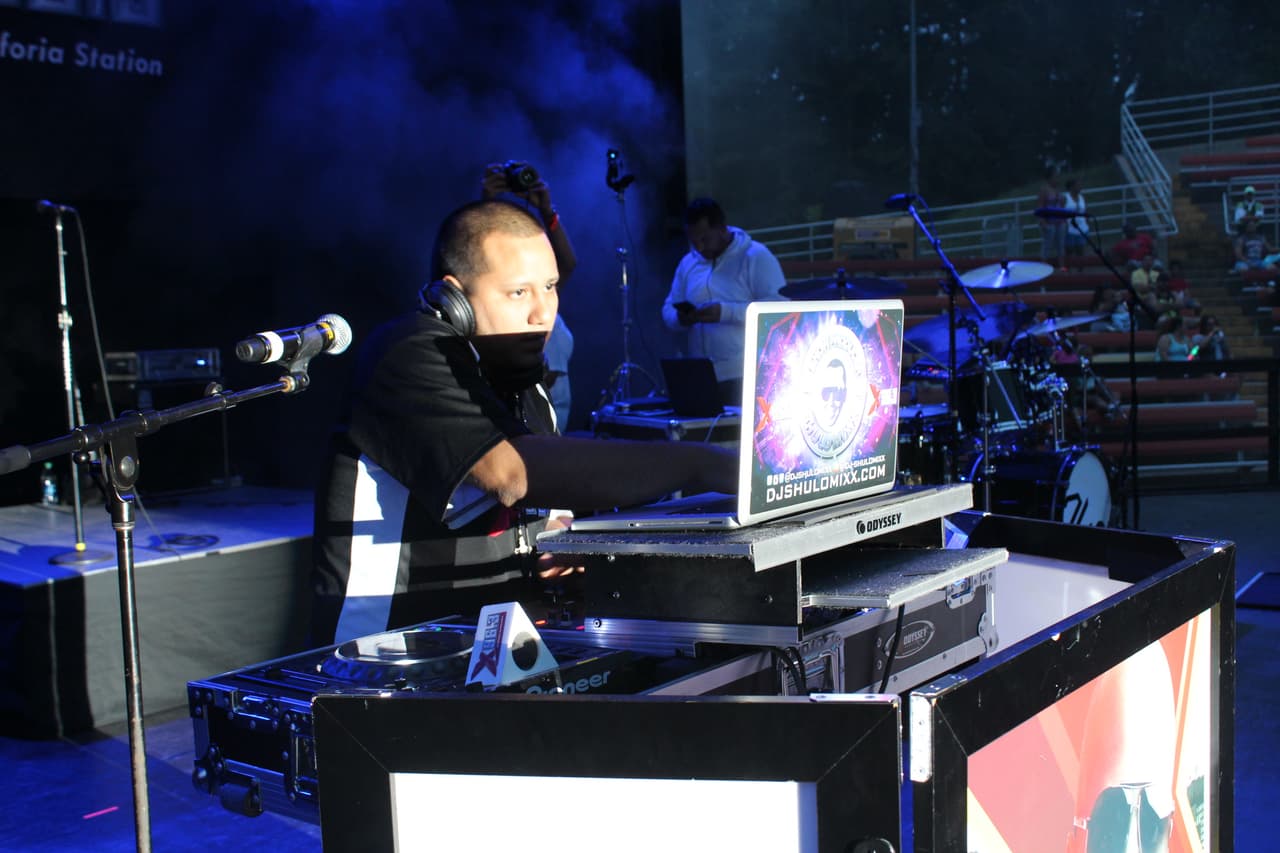 Al caer la noche, DJ Shulomixx tomó el control de las meXclas.