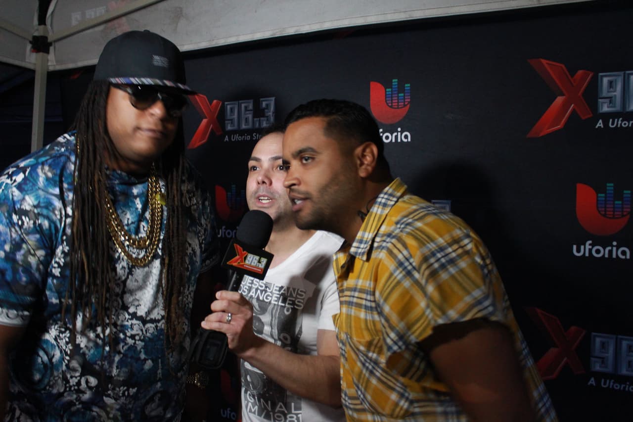 Joel Santiago se encontró a Zion y Lennox backstage antes de subir a tarima.