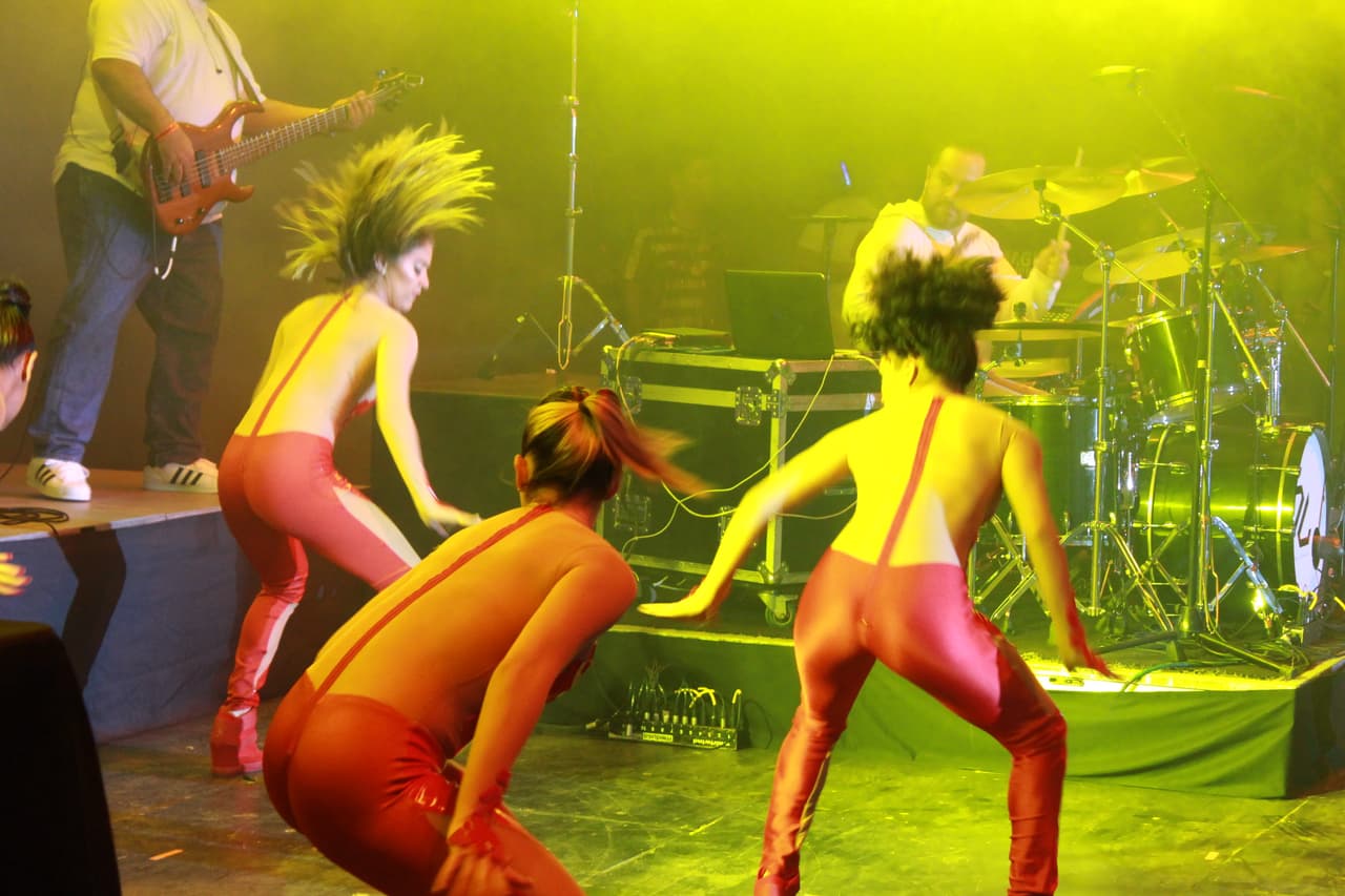 Una vez más los fans de La X abarrotaron Six Flags para celebrar el día de independencia con la música de Zion y Lennox.