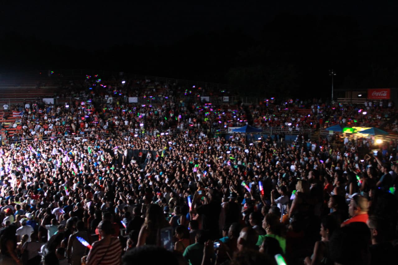 Una vez más los fans de La X abarrotaron Six Flags para celebrar el día de independencia con la música de Zion y Lennox.