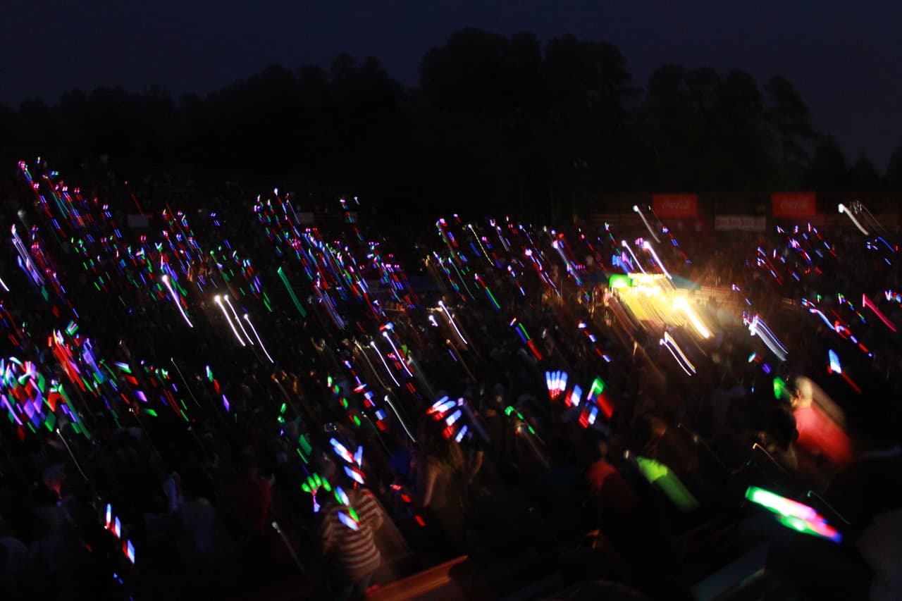 Una vez más los fans de La X abarrotaron Six Flags para celebrar el día de independencia con la música de Zion y Lennox.