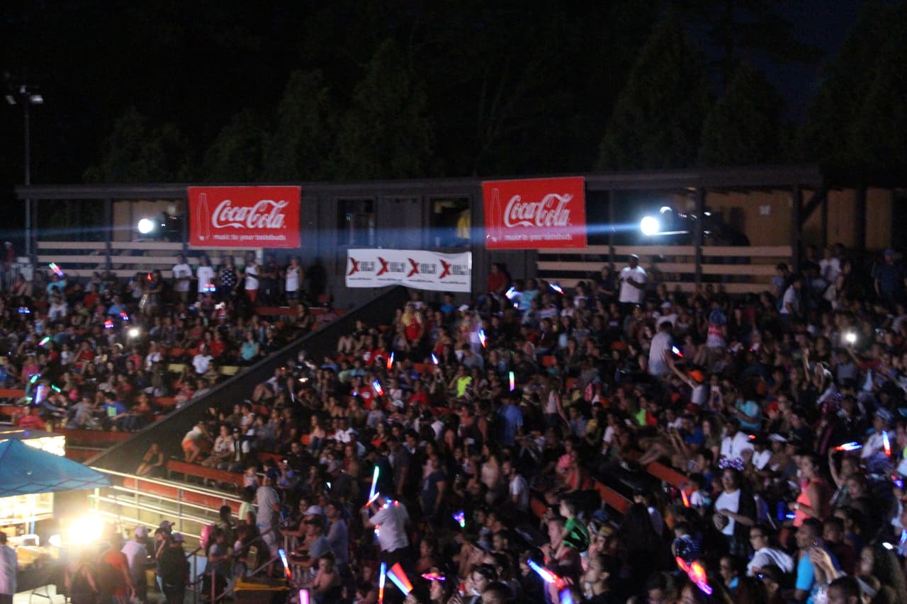 Una vez más los fans de La X abarrotaron Six Flags para celebrar el día de independencia con la música de Zion y Lennox.