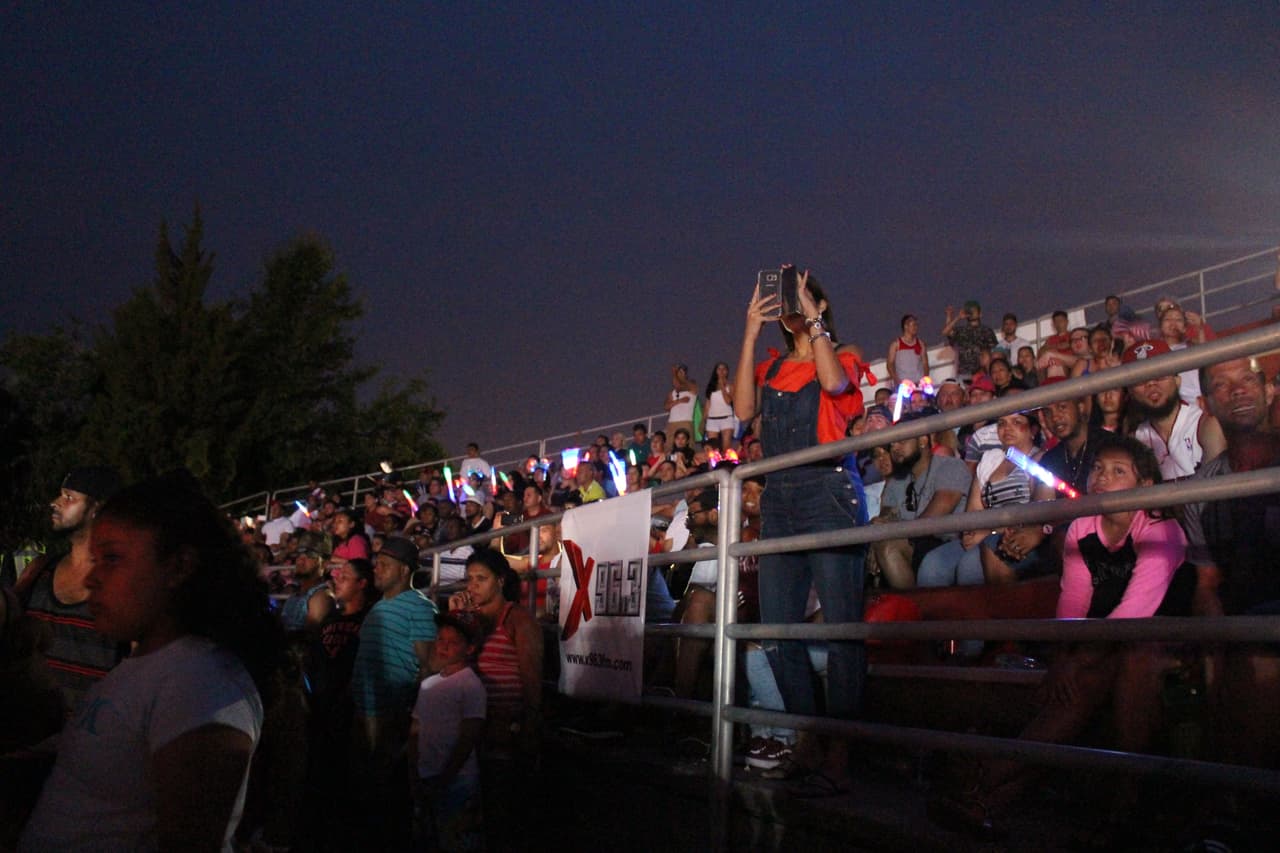 Una vez más los fans de La X abarrotaron Six Flags para celebrar el día de independencia con la música de Zion y Lennox.