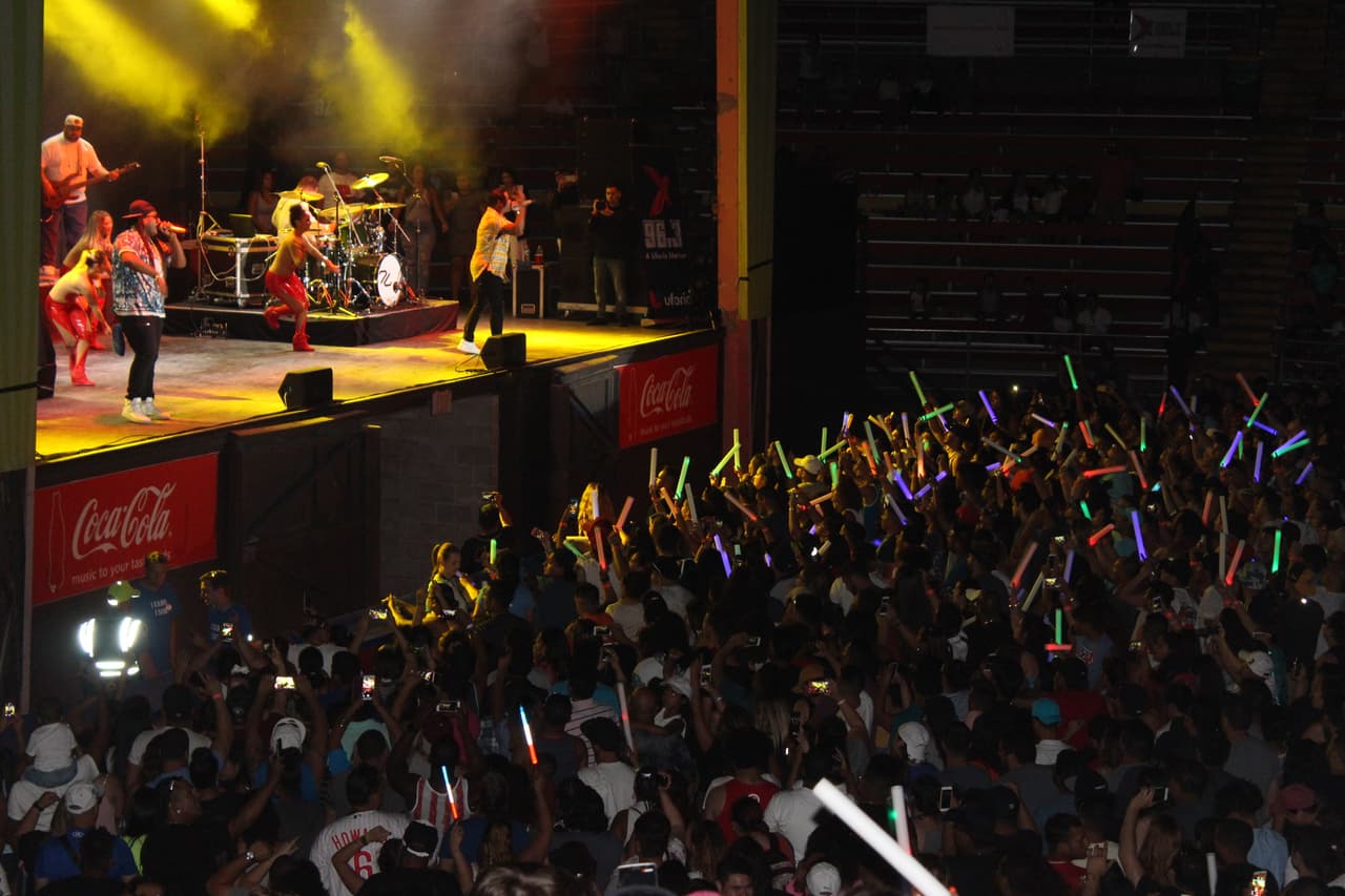 Una vez más los fans de La X abarrotaron Six Flags para celebrar el día de independencia con la música de Zion y Lennox.