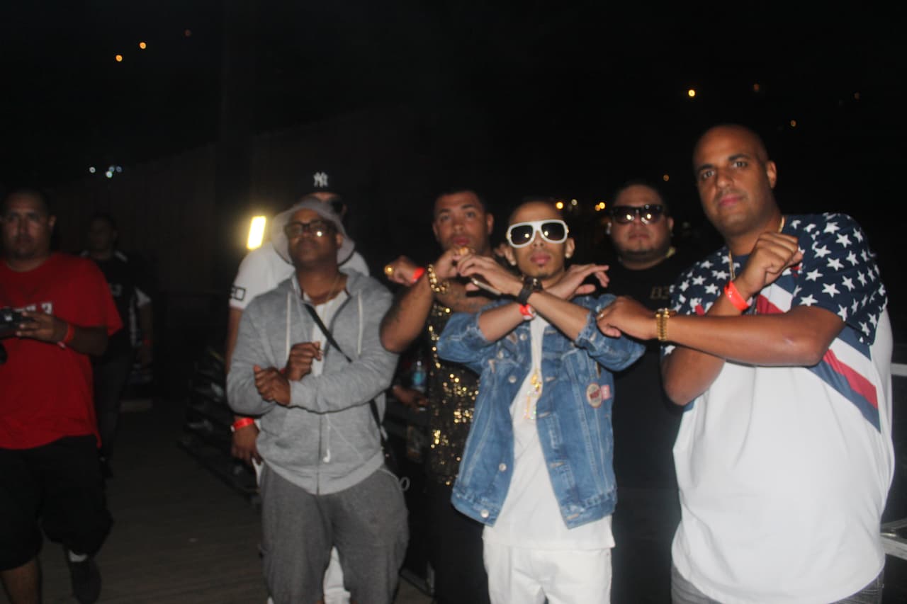 El crew de DJ Lobo disfrutando la noche.
