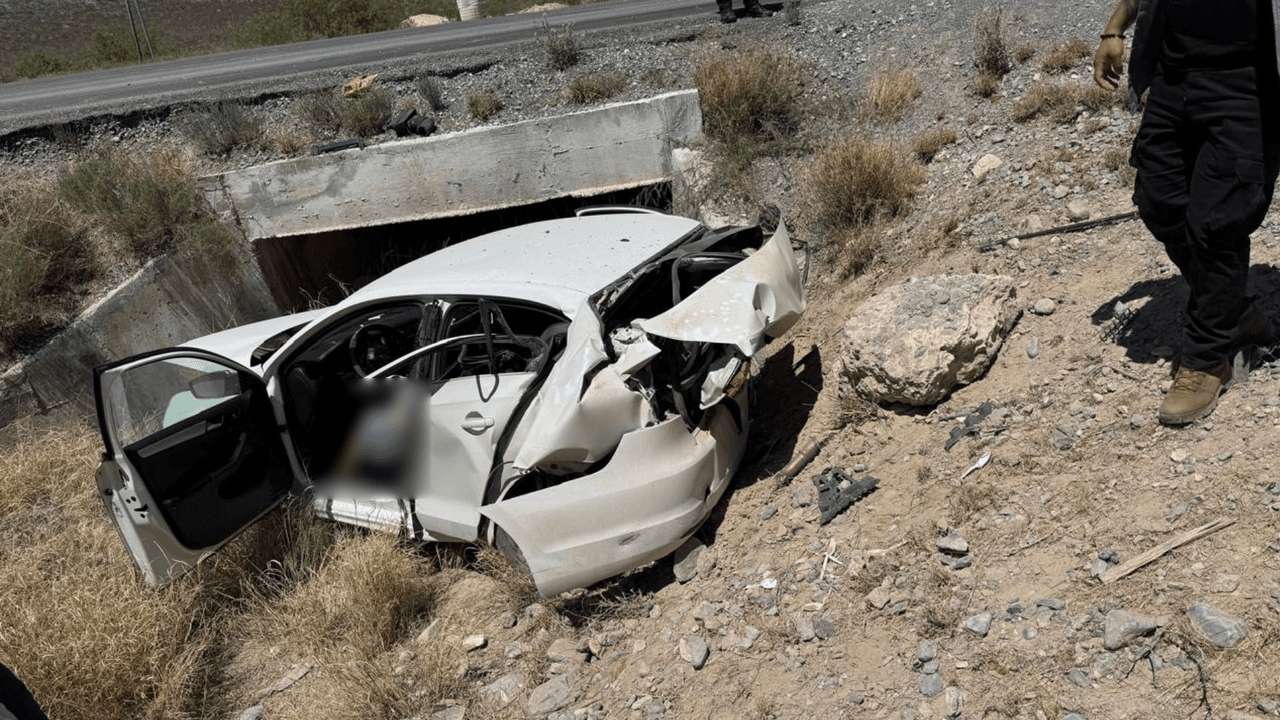 Según los primeros reportes, el accidente ocurrió cuando la conductora perdió el control en una curva y cayó en la zanja de un arroyo, en donde se impactó de lleno contra la pared.