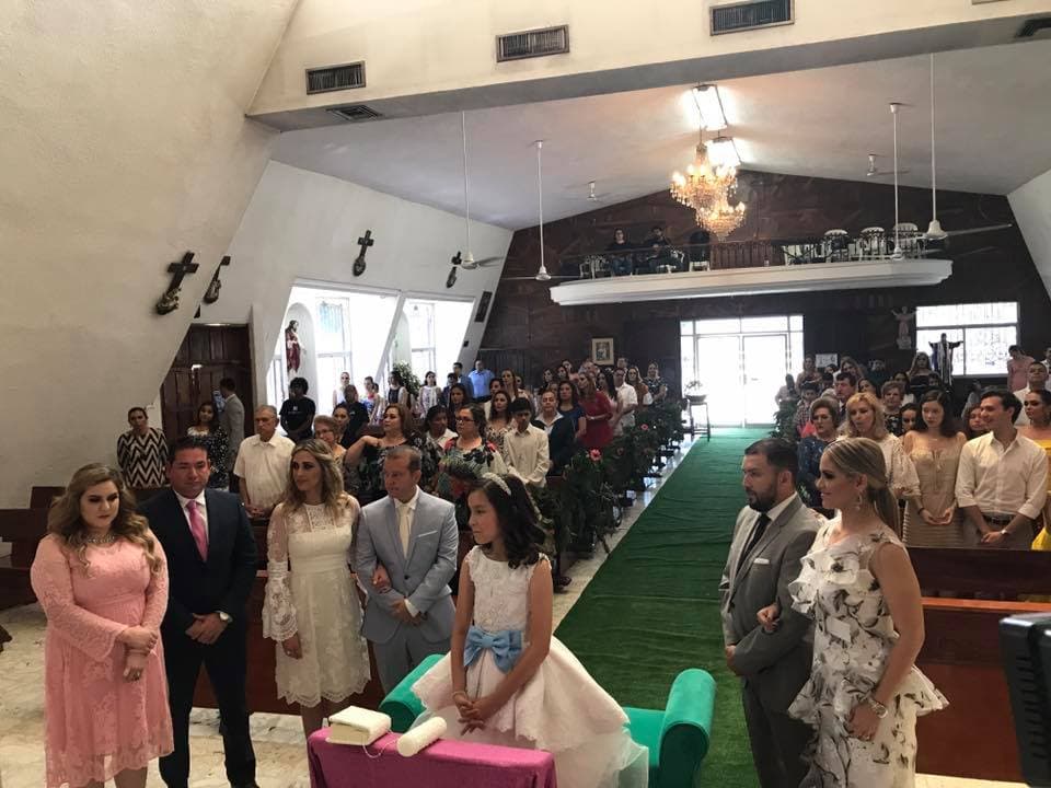 La pequeña hija del líder de la banda El Recodo tuvo dos parejas de padrinos, que fueron Luis Mario Zúñiga y Esmeralda Magaña de Zúñiga, así como Elsa Alejandra González y Benjamín Arroyo.
<br>