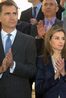 Los nuevos monarcas de España se reunieron con víctimas del terrorismo en su primer acto oficial.