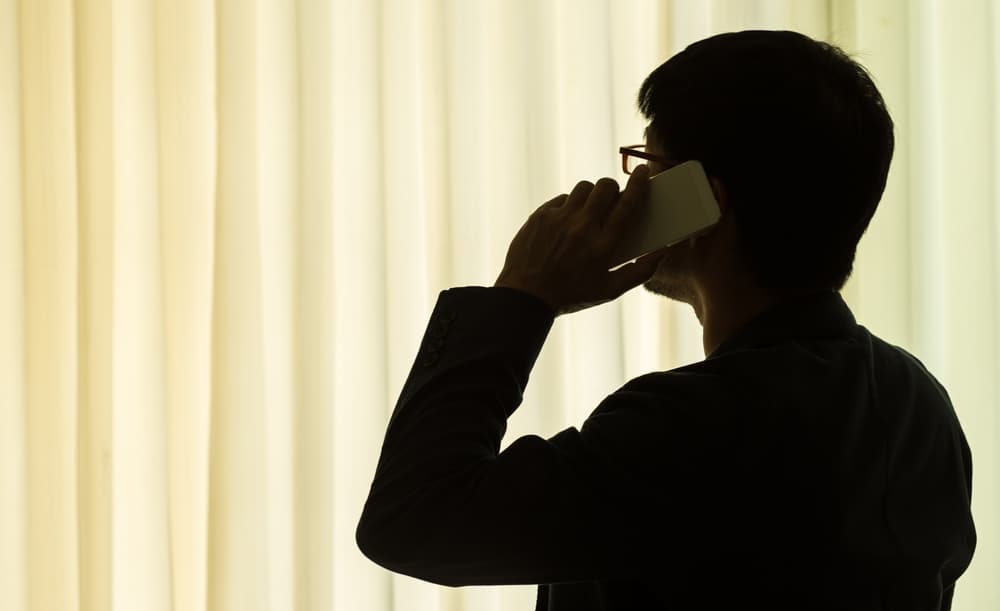 Como nadie lo tomaba en serio, tomó rehenes en un hotel de California (mientras cubría las ventanas del cuarto de hotel con señales de Juan 3:16) y amenazó con derribar aviones de pasajeros que salían cerca del Aeropuerto Internacional de Los Ángeles, a menos que tuviera tres horas libres de televisión.