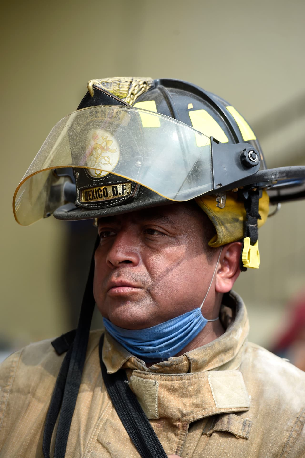 La angustia se multiplica frente a una tragedia que involucra a niños, como lo muestra el rostro de este bombero de la Ciudad de México en los rescates del colegio Enrique Rébsamen.