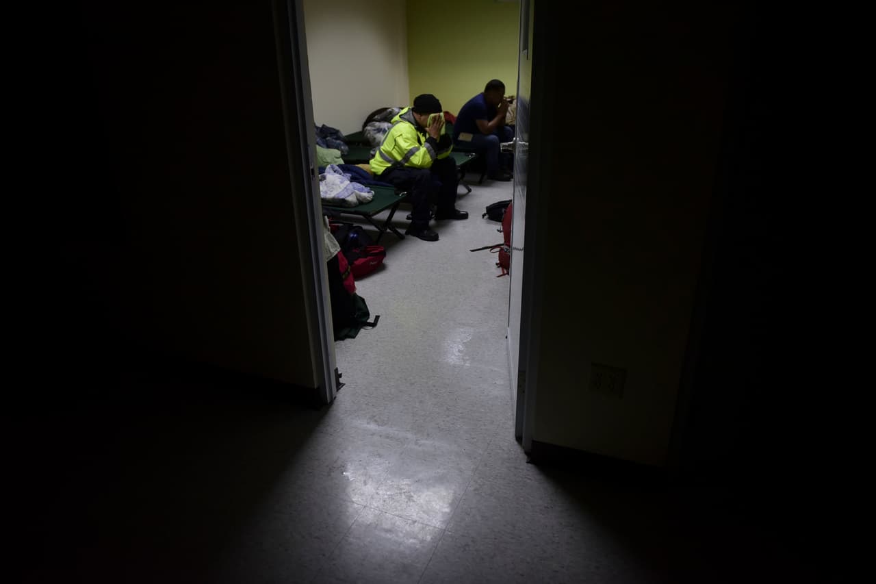 Los equipos de rescate se preparan para proporcionar ayuda a los daminificados.