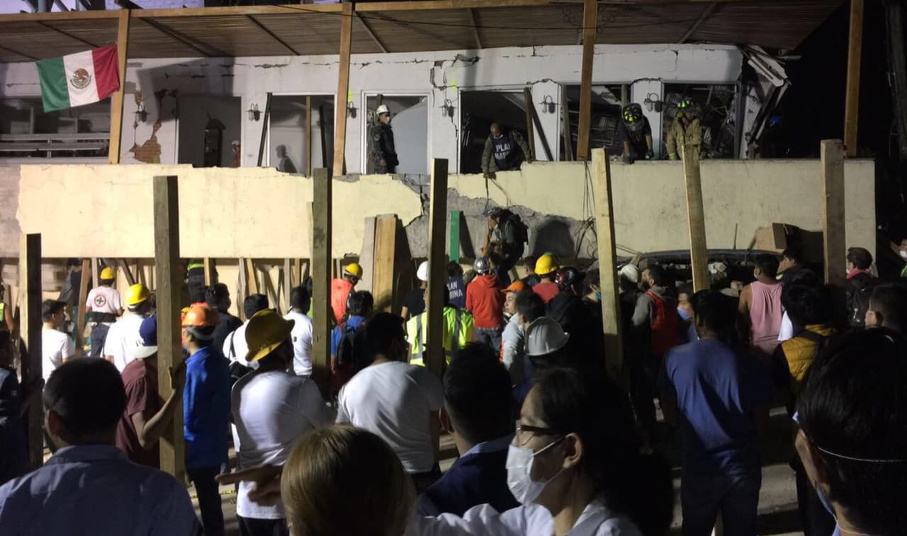 En el colegio han podido ser rescatados varios niños, pero también fueron encontrados 22 cuerpos sin vida.