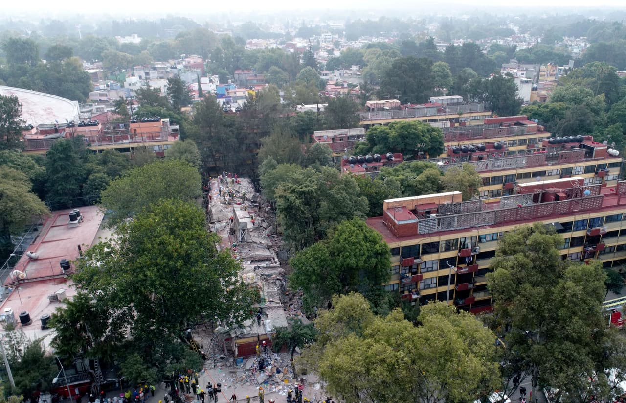 Vista aérea de un conjunto residencial donde uno de sus edificios colapsó por la fuerza del movimiento sísmico, en la Ciudad de México.