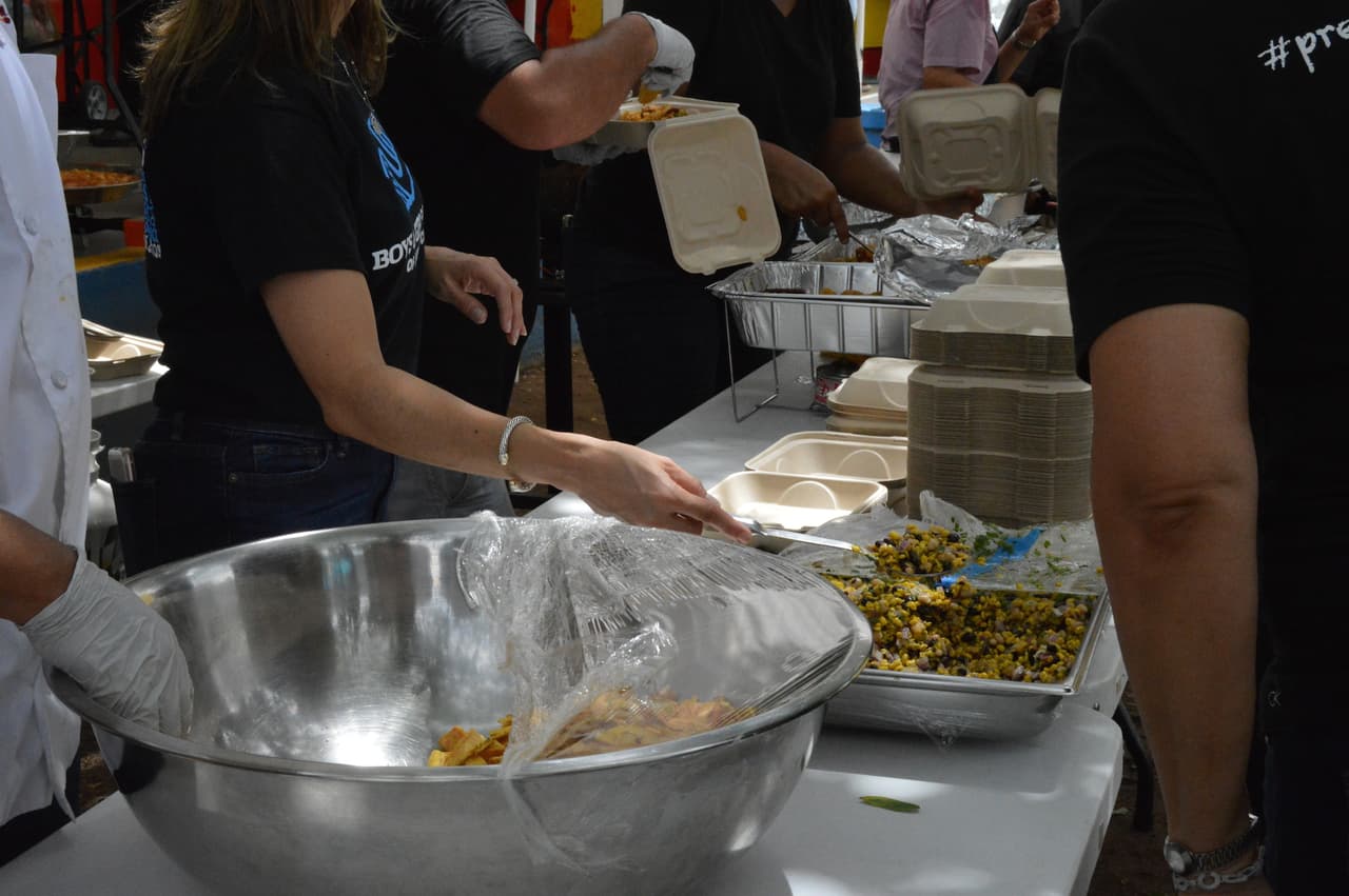 Más de mil personas afectadas por el huracán Irma en Loíza han pasado por el Boys & Girls Club del barrio Medianía Alta para buscar su plato de comida caliente elaborado por más de 30 chefs de toda la isla coordinados por la Chef Marilyn.