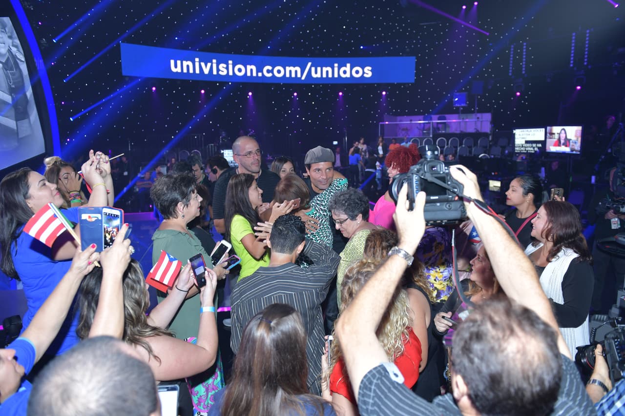 Las fanáticas de Chayanne llegaron a 'Unidos por los nuestros' para entregar sus donativos y recirprocarle al artista tanto cariño.