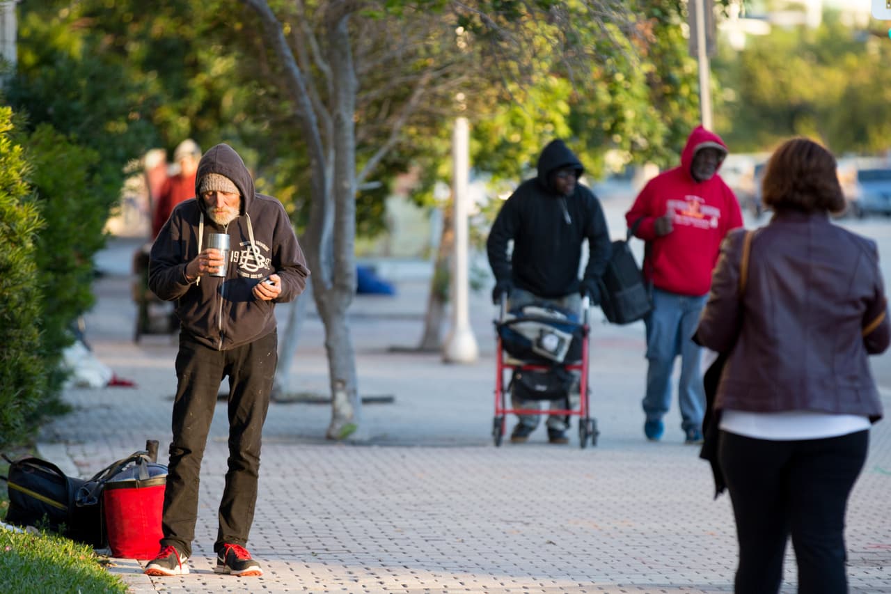 Miles de personas sin hogar padecen las bajas temperaturas ocasionadas por la 'bomba meteorológica' que afecta Estados Unidos. Se estima que en Miami hay por lo menos 4,200 desamparados.