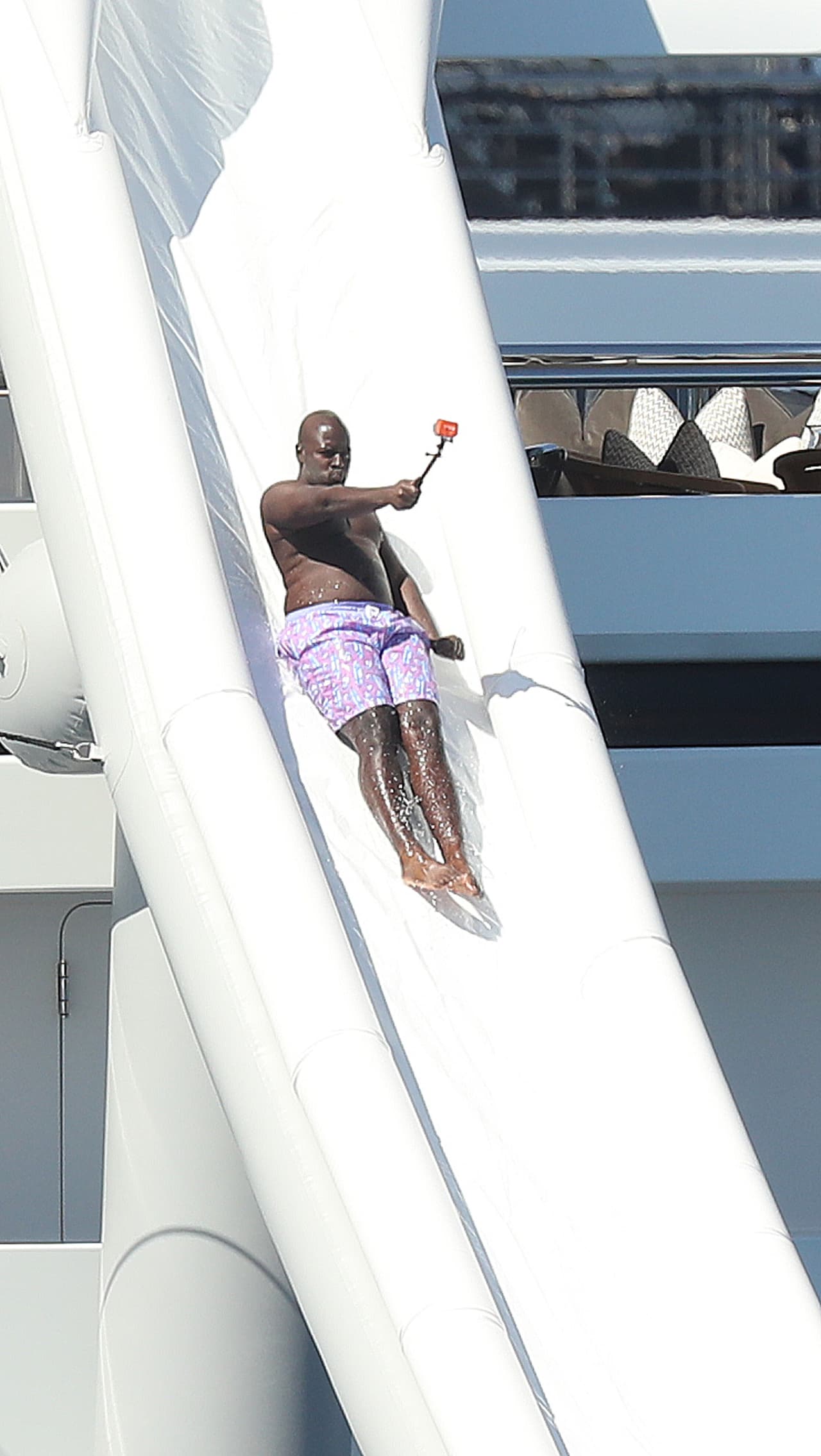 Pero el novio de Kris, Corey Gamble, sí lo hizo, posando con todo y selfie stick.