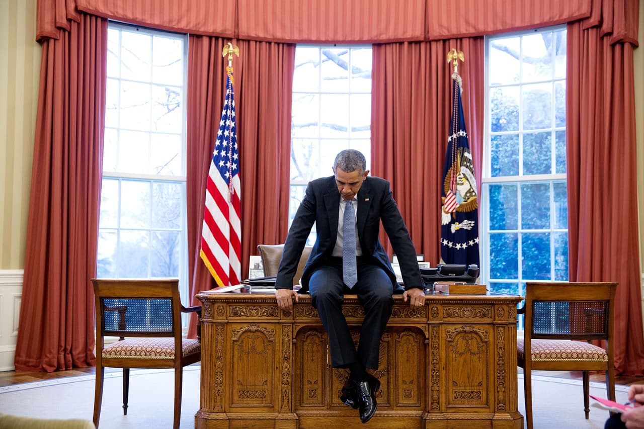 <b>23 de febrero.</b> El presidente Obama se concentra antes de iniciar una teleconferencia con líderes europeos.