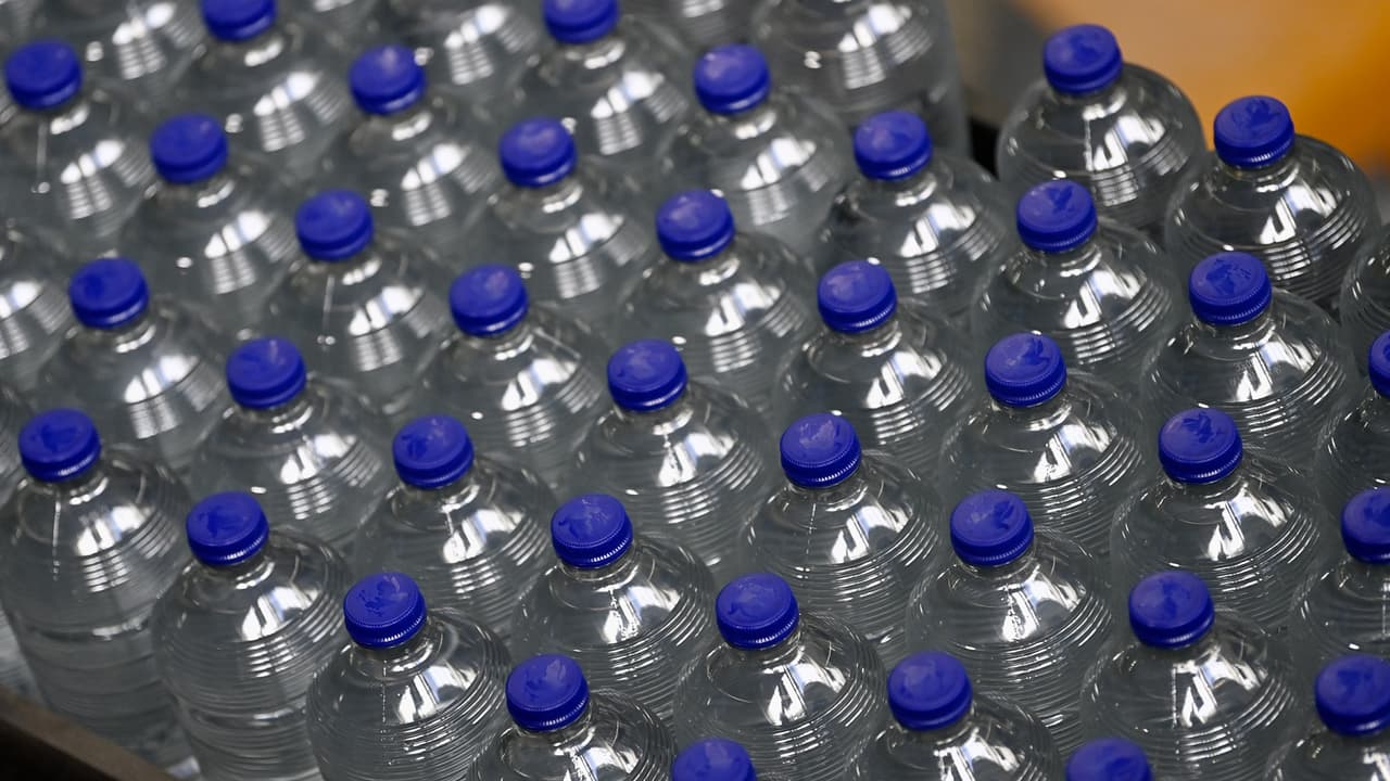 ¿Agua bendita o corrupción? Eliezer Molina expone compra de botellas de agua en Educación a sobreprecio