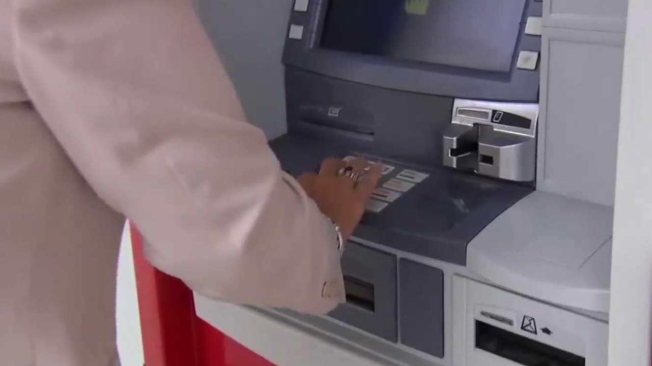Administración Trump busca que bancos verifiquen el estatus de ciudadanía de sus cuentahabientes