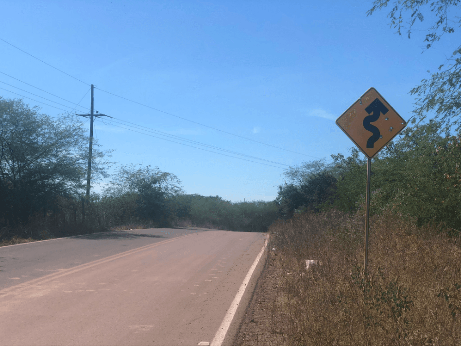 En este lugar, las balas en las señales de tránsito indican que uno se adentra en territorio del cartel de Sinaloa.
