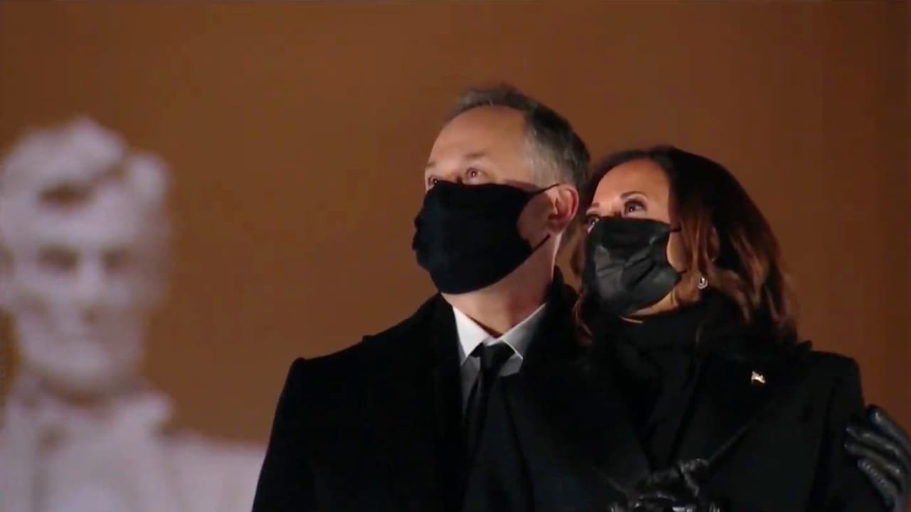 <a href="https://www.univision.com/temas/kamala-harris">Kamala Harris</a> también habló en vivo brevemente desde el Monumento a Lincoln. En la fotografía mirando los fuegos artificiales junto a Dough Emhoff, segundo caballero, al final del espectáculo.
<br>