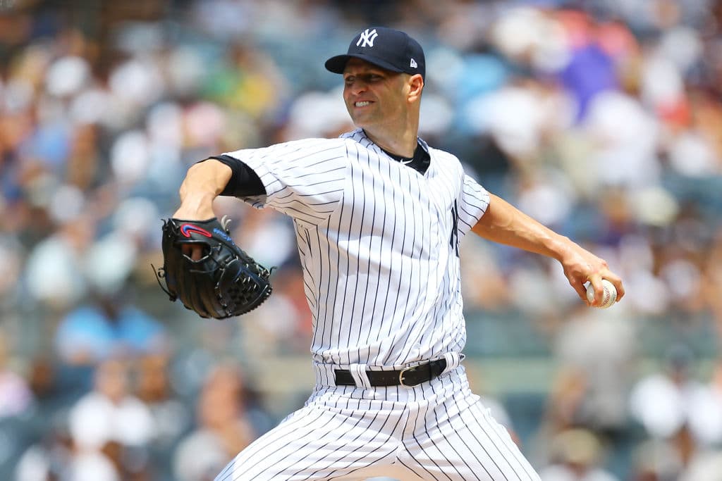 El pitcher abridor (LHP) J.A. Happ va de los Blue Jays a los New York Yankees. Toronto a cambio recibe a Brandon Drury (INF) y a Billy McKinney (OF).
<br>