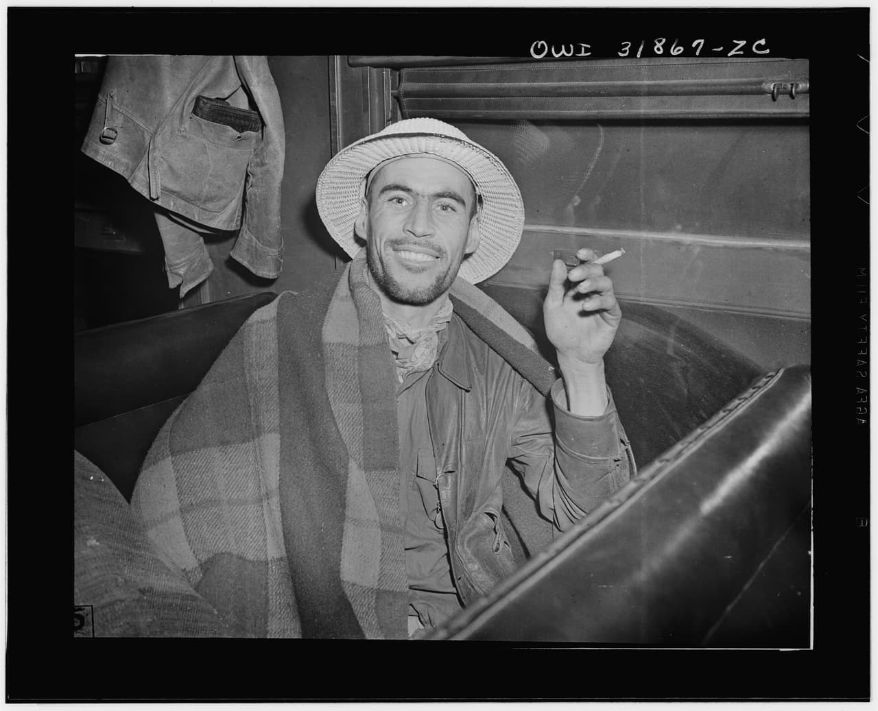 Agricultor mexicano reclutado por la Administración de Seguridad Agrícola estadounidense para trabajar en campos de remolacha en Arkansas, Colorado, Nebraska y Minnesota. Mayo 1943.