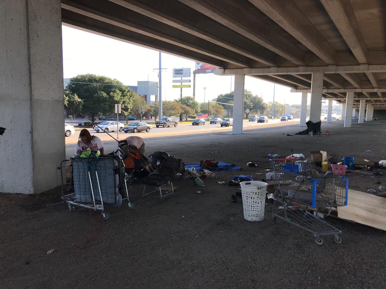 Desde la pasada semana, funcionarios de la agencia publicaron documentos advirtiéndole a las personas sin hogar sobre la limpieza aunque no se indicó dónde comenzarán los esfuerzos.