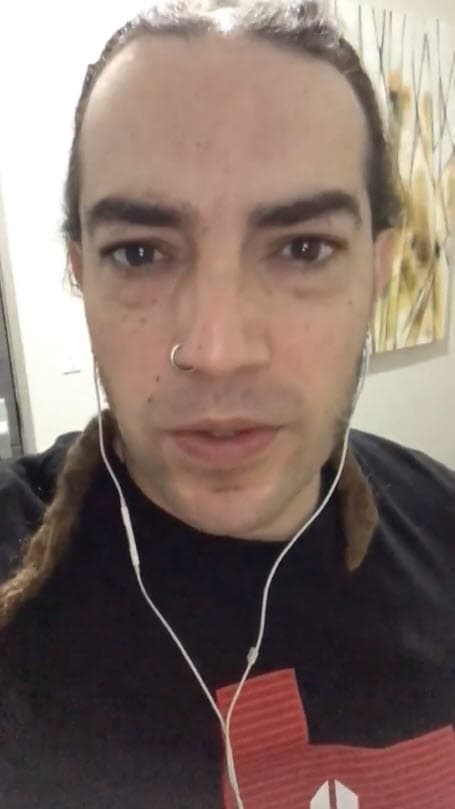 "Estamos esperando que el cerebro de Lunna agarre la onda y ya no se inflame y 
<b>drene solito</b>. 
<b>Unas válvulas del corazón no se le cerraban </b>y después del tratamiento se le arreglan y evitamos que le hagan una cirugía de corazón abierto", explicó el músico al diario El Universal.
<br>