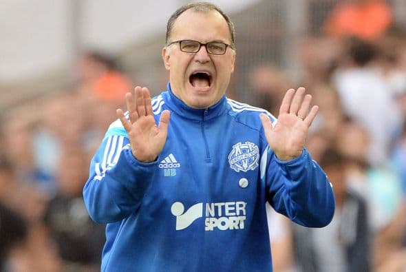 Marcelo Bielsa se quema al sentarse sobre un café