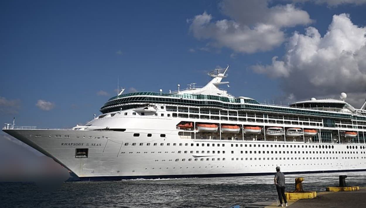 Pasajero salta del crucero Rhapsody of the Seas en San Juan con una deuda de $16,710