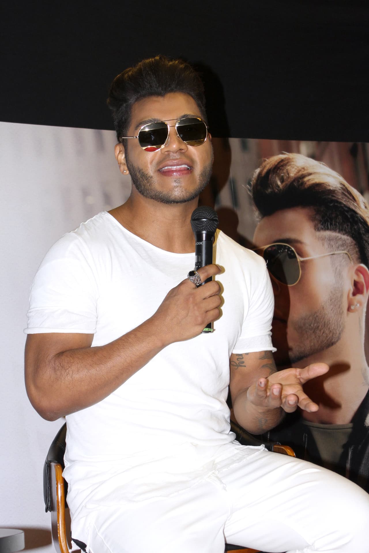 “Las giras fueron muy agotadoras, 28 conciertos al mes, íbamos en las camionetas y llorábamos, por ahí me inventaron que estaba quedado loco por ataques de ansiedad, sí sucedió en algún momento, pero una vez, no más”.