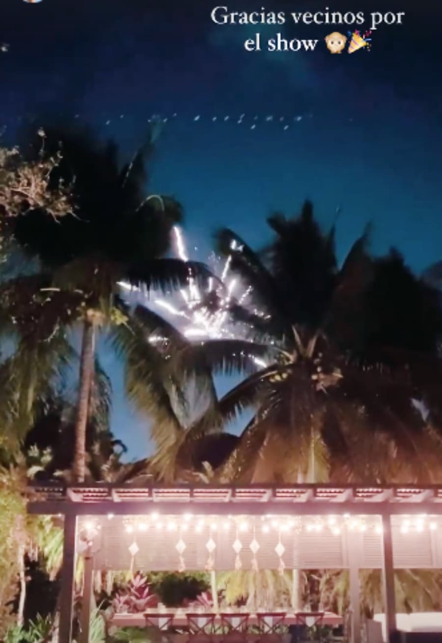 Sin dar más detalles de su celebración, Karina compartió en sus historias de redes sociales un video de los fuegos artificiales con los que sus vecinos, y su familia, celebraron la llegada de un Año Nuevo, con mucha ilusión y agradecimiento.