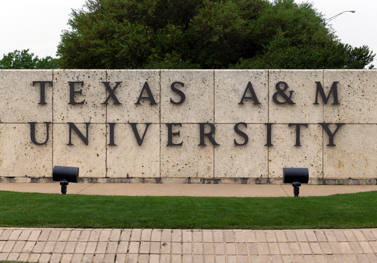 <b>Número 4: </b>Texas A&M University - Kingsville
<br>
<br>
<b>Cantidad total de estudiantes de pregrado: </b>6,605
<br>
<br>
<b>Porcentaje que son hispanos</b>: 69.6%
<br>
<br>
<b>Ranking en la categoría de universidades nacionales: </b>Ranking no publicado.
<br>
<br>
<b>Precio matrícula para residentes del estado:</b> $8,050
<br>
<br>
<b>Precio matrícula para residentes afuera del estado: </b>$19,173
<br>
<br>Esta universidad se considera selectiva, ya que 82% de los estudiantes que aplican son aceptados. De estos, 75% recibe ayuda financiera para costear sus estudios.
<br>
